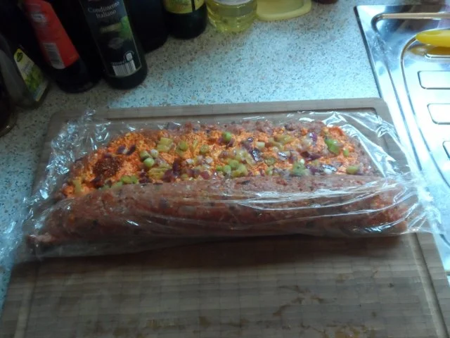 Mediterran gefüllte XL-Frikadellen mit Peperoni, Tomaten und Feta - Rezept - Bild Nr. 11