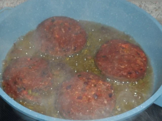 Mediterran gefüllte XL-Frikadellen mit Peperoni, Tomaten und Feta - Rezept - Bild Nr. 14