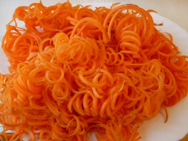 Rezept: Gewokte Möhrenspaghetti mit gebratenen Eier-Schupfnudeln Bild Nr. 2 Gewokte Möhrenspaghetti mit gebratenen Eier-Schupfnudeln - Rezept - Bild Nr. 2