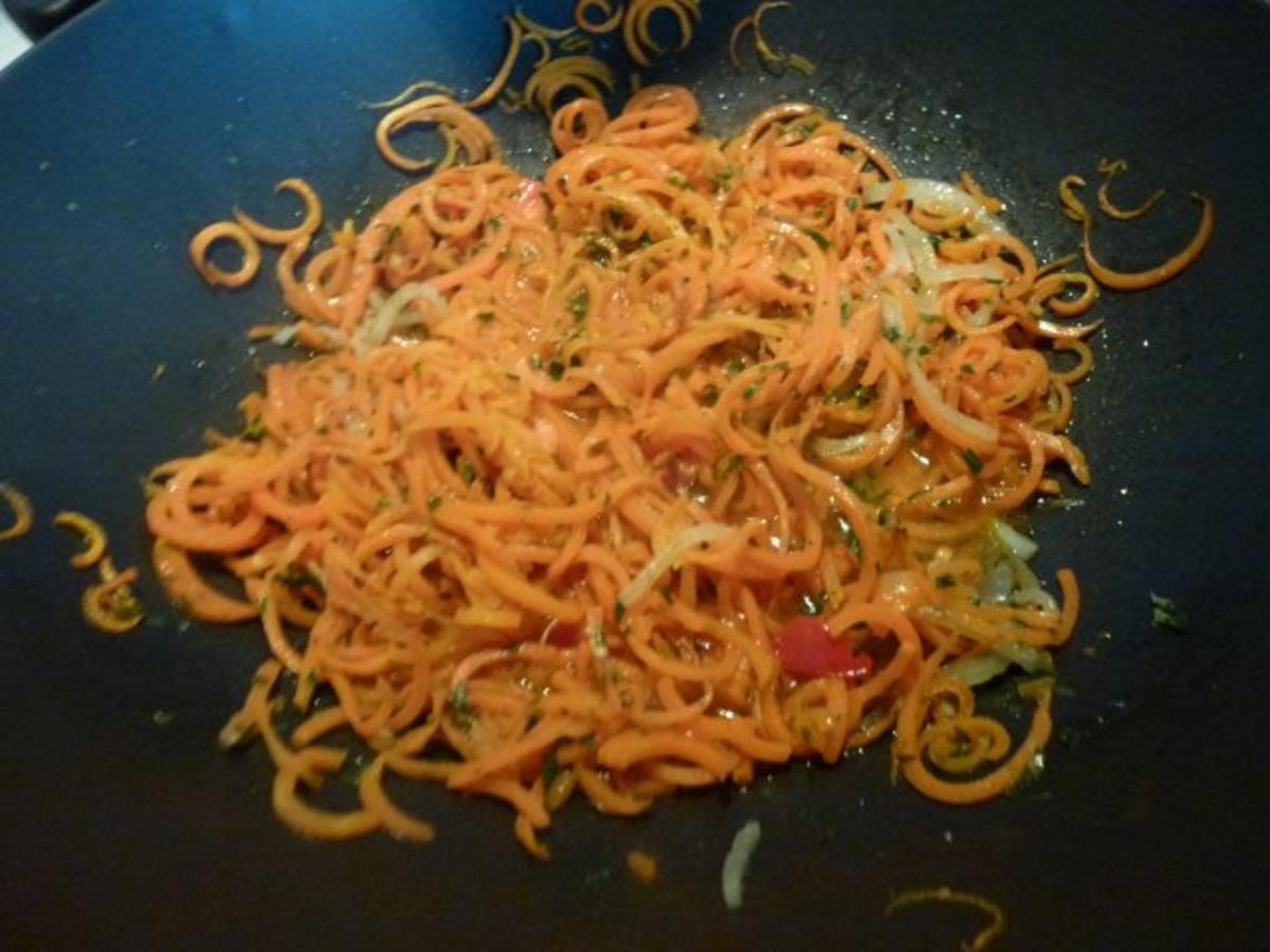 Gewokte Möhrenspaghetti mit gebratenen Eier-Schupfnudeln - Rezept - Bild Nr. 3