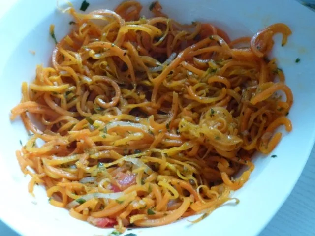 Rezept: Gewokte Möhrenspaghetti mit gebratenen Eier-Schupfnudeln Bild Nr. 4 Gewokte Möhrenspaghetti mit gebratenen Eier-Schupfnudeln - Rezept - Bild Nr. 4