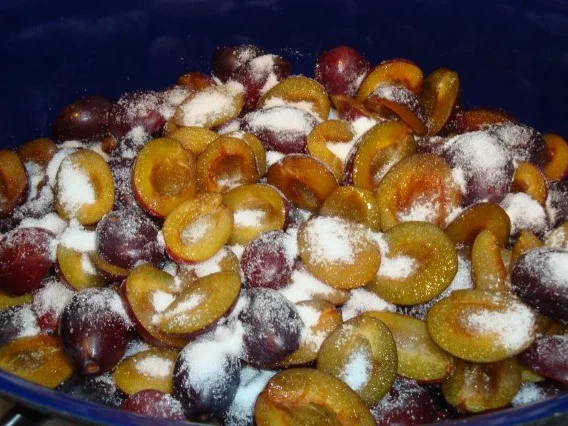 Zwetschgenmus oder Powidl wie man bei unserer Oma sagte. Aber etwas für Erwachsene. - Rezept - Bild Nr. 2