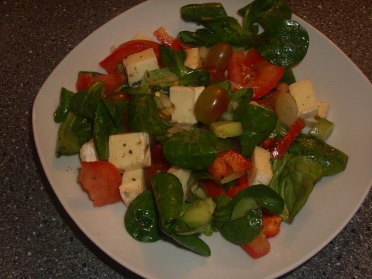 Gemischter Salat mit Camembert und Weintrauben - Rezept