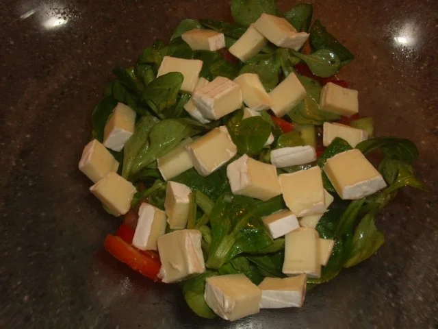 Rezept: Gemischter Salat mit Camembert und Weintrauben Bild Nr. 4 Gemischter Salat mit Camembert und Weintrauben - Rezept - Bild Nr. 4
