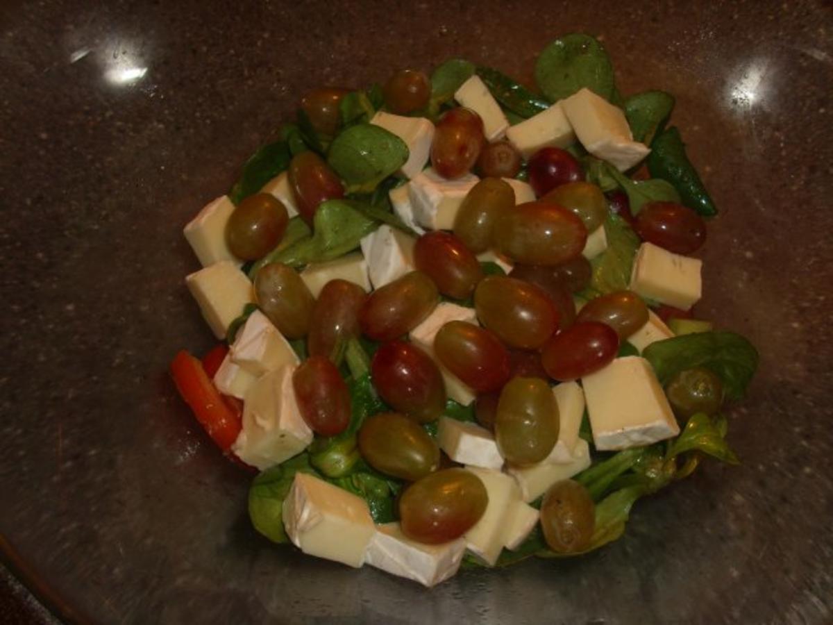 Gemischter Salat mit Camembert und Weintrauben - Rezept - Bild Nr. 5