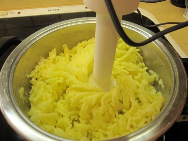 Rezept: Geflügelleber mit Kartoffelbrei und Apfel-Zwiebel-Gemüse Bild Nr. 5 Geflügelleber mit Kartoffelbrei und Apfel-Zwiebel-Gemüse - Rezept - Bild Nr. 5