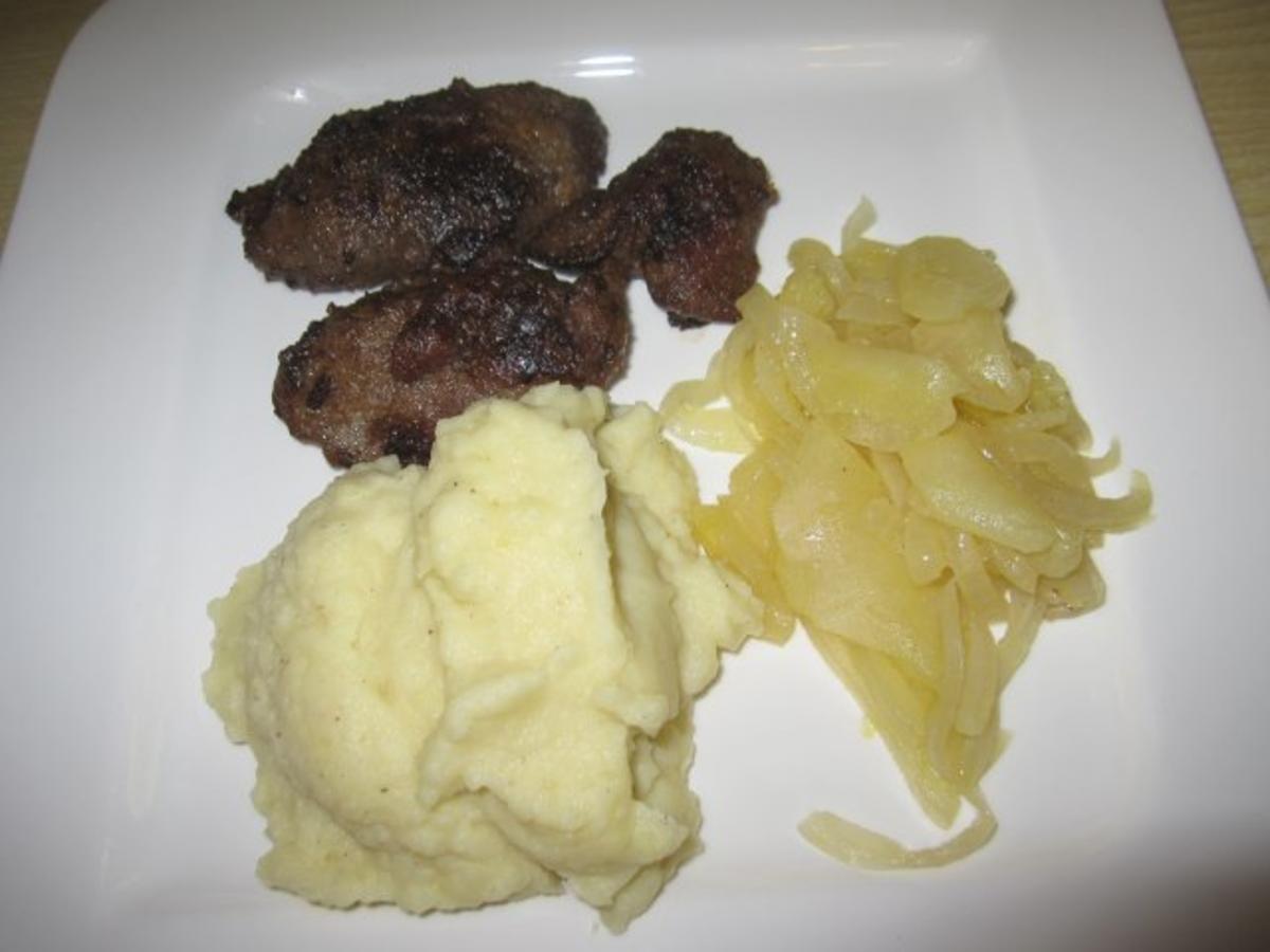 Geflügelleber mit Kartoffelbrei und Apfel-Zwiebel-Gemüse - Rezept