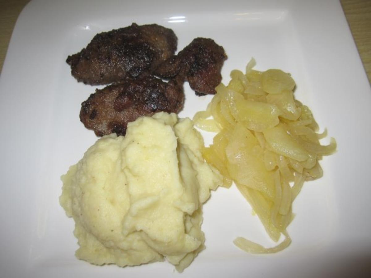Geflügelleber mit Kartoffelbrei und Apfel-Zwiebel-Gemüse - Rezept ...