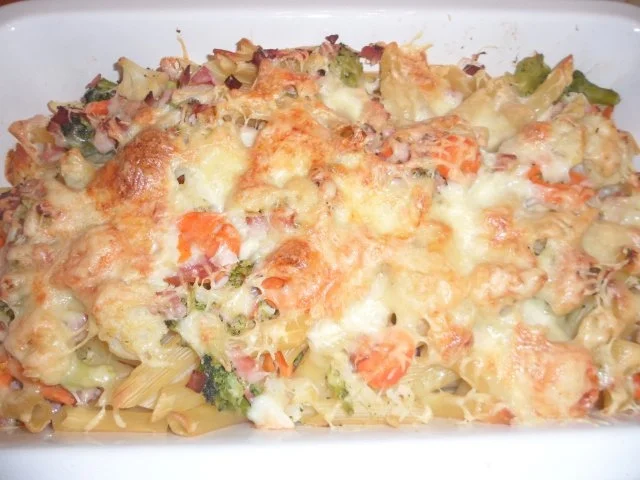 Bunter Nudelauflauf mit Schinken - Rezept