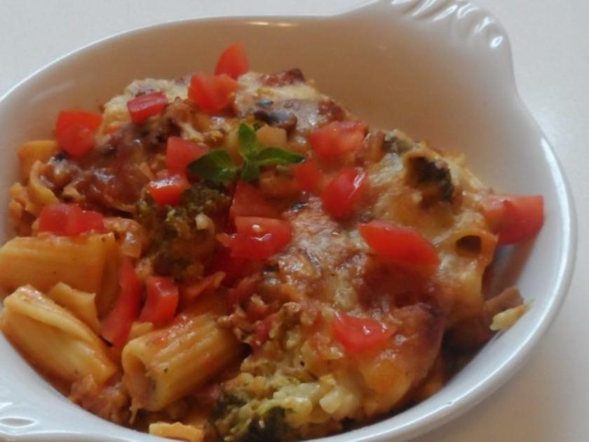 Hähnchen-Nudel-Auflauf mit Champignons, Broccoli und Tomaten-Sahne-Soße ...