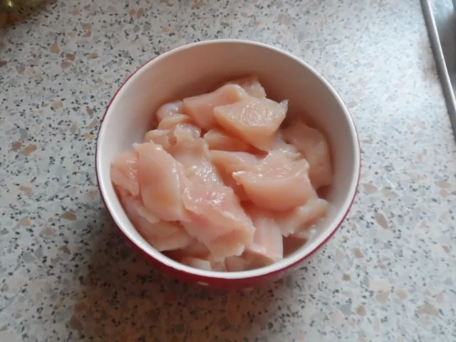 Hähnchen-Nudel-Auflauf mit Champignons, Broccoli und Tomaten-Sahne-Soße - Rezept - Bild Nr. 2