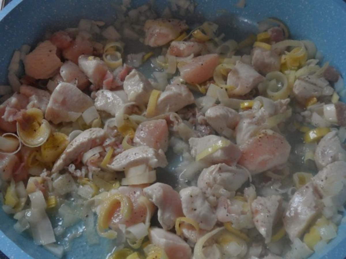 Hähnchen-Nudel-Auflauf mit Champignons, Broccoli und Tomaten-Sahne-Soße - Rezept - Bild Nr. 5
