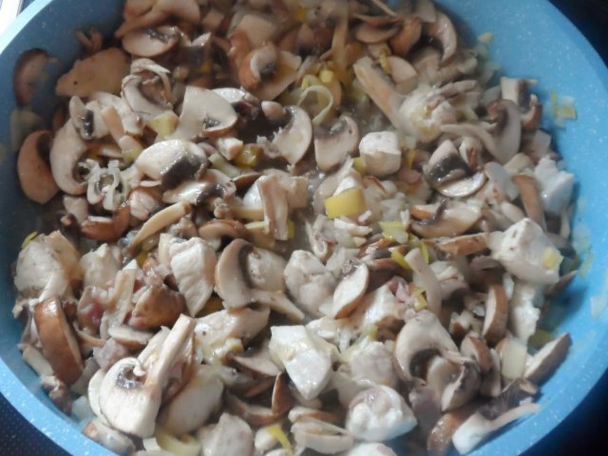 Hähnchen Nudel Auflauf mit Champignons, Broccoli und Tomaten Sahne Soße ...