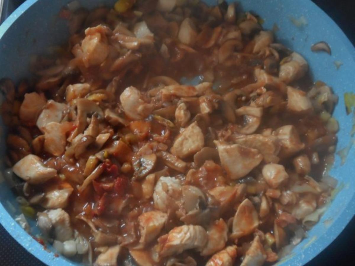 Hähnchen Nudel Auflauf mit Champignons, Broccoli und Tomaten Sahne Soße ...