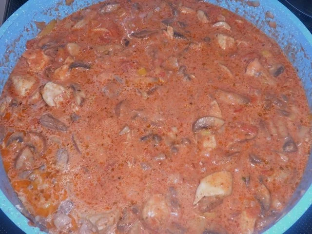 Hähnchen-Nudel-Auflauf mit Champignons, Broccoli und Tomaten-Sahne-Soße - Rezept - Bild Nr. 8