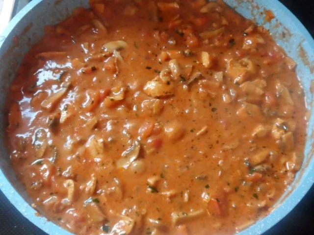 Hähnchen-Nudel-Auflauf mit Champignons, Broccoli und Tomaten-Sahne-Soße - Rezept - Bild Nr. 10