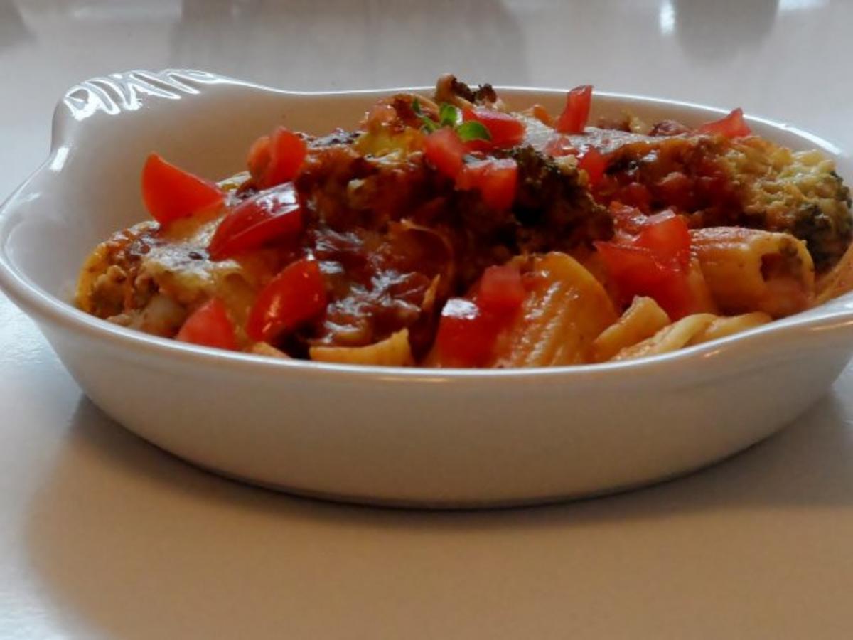 Hähnchen Nudel Auflauf mit Champignons, Broccoli und Tomaten Sahne Soße ...