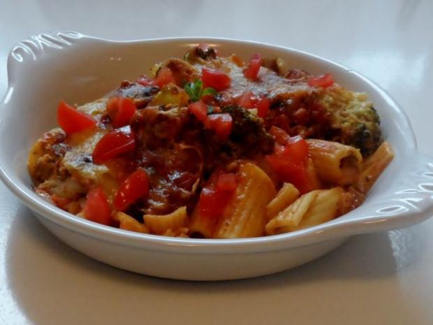 Hähnchen-Nudel-Auflauf mit Champignons, Broccoli und Tomaten-Sahne-Soße ...