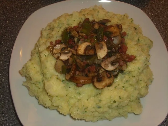 Rezept: Kartoffel-Kohlrabi-Kräuter-Püree mit Champignon-Schinken-Zwiebeln Kartoffel-Kohlrabi-Kräuter-Püree mit Champignon-Schinken-Zwiebeln - Rezept