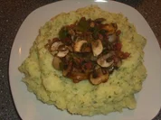 Kartoffel-Kohlrabi-Kräuter-Püree mit Champignon-Schinken-Zwiebeln - Rezept