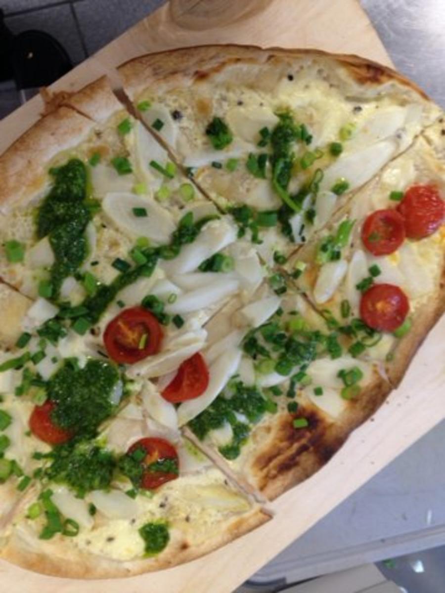 Bilder für Flammkuchen mit Spargel und Pesto - Rezept