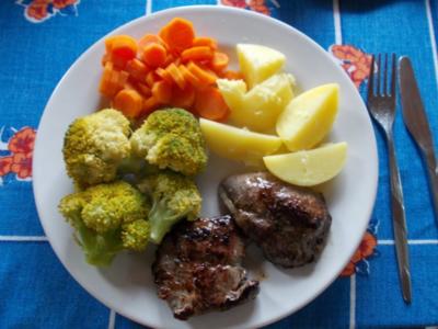 Lamm Steak mit Kartoffen,Brokoli und Mören - Rezept