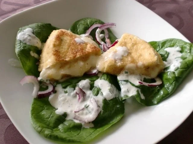 Rezept: Gebratenen Camembertecken auf Blattspinat -Salat Gebratenen Camembertecken auf Blattspinat -Salat - Rezept