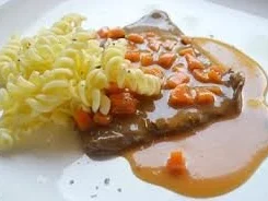 Rindsschnitzel in Gemüserahmsauce - Rezept