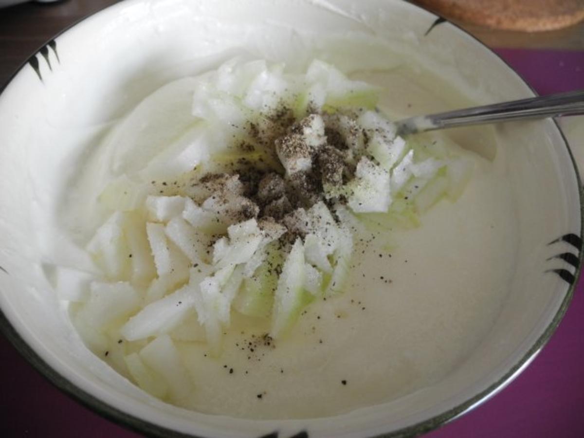 Vegetarisch : Mit Käse überbackene Kartoffeln und dazu einen Zwiebeljoghurt - Rezept - Bild Nr. 4