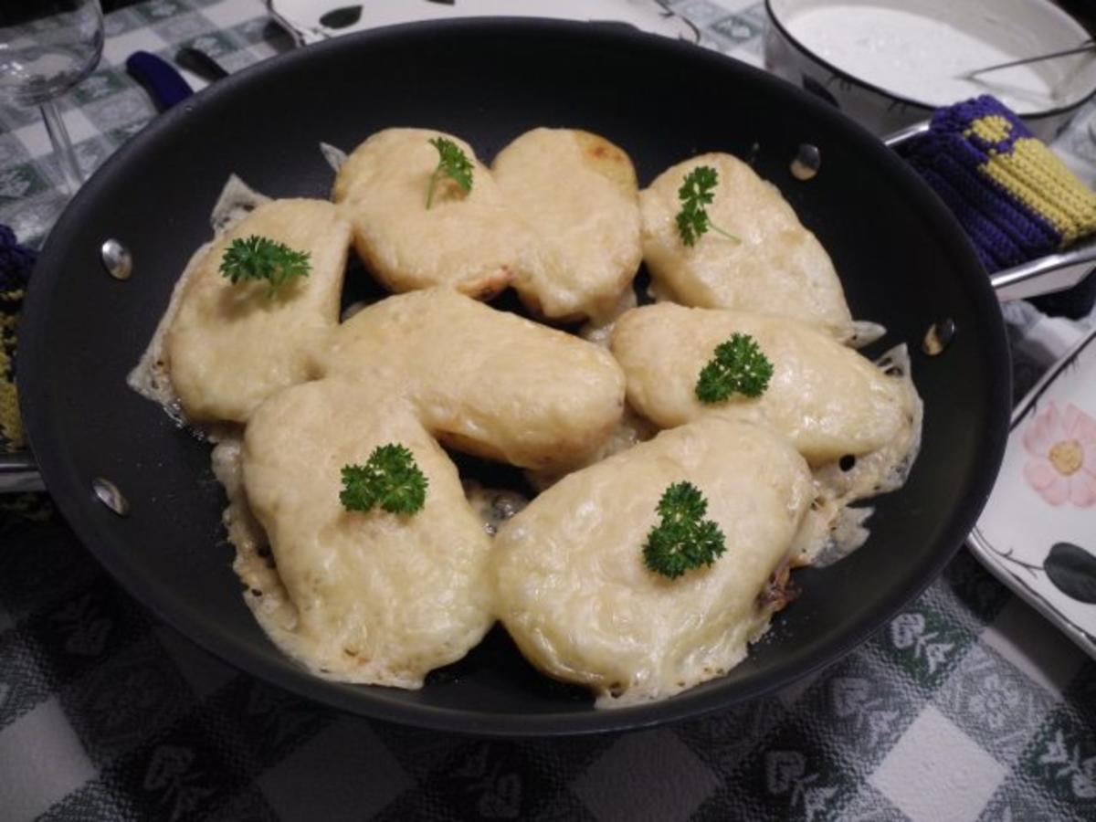 Vegetarisch : Mit Käse überbackene Kartoffeln und dazu einen Zwiebeljoghurt - Rezept - Bild Nr. 8