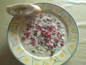 Käsesuppe mit Porree und Schinken - Rezept
