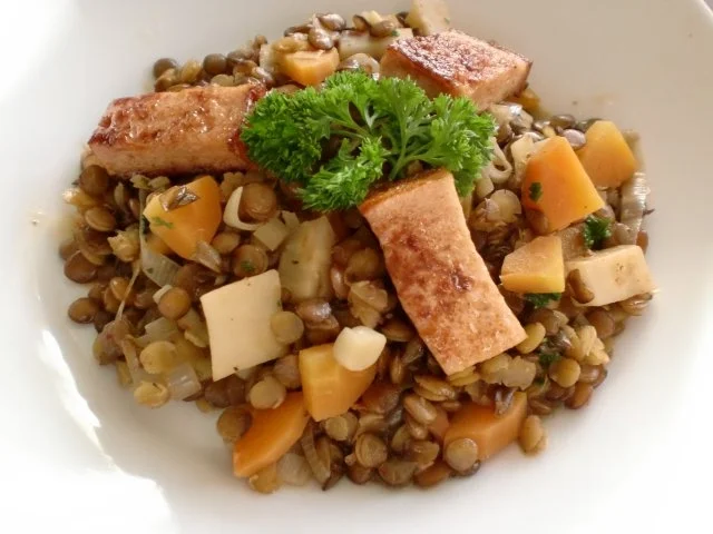 Gebratene Leberkäsewürfel mit Linsen-Gemüse - Rezept