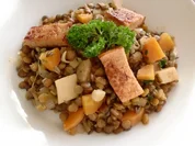 Gebratene Leberkäsewürfel mit Linsen-Gemüse - Rezept