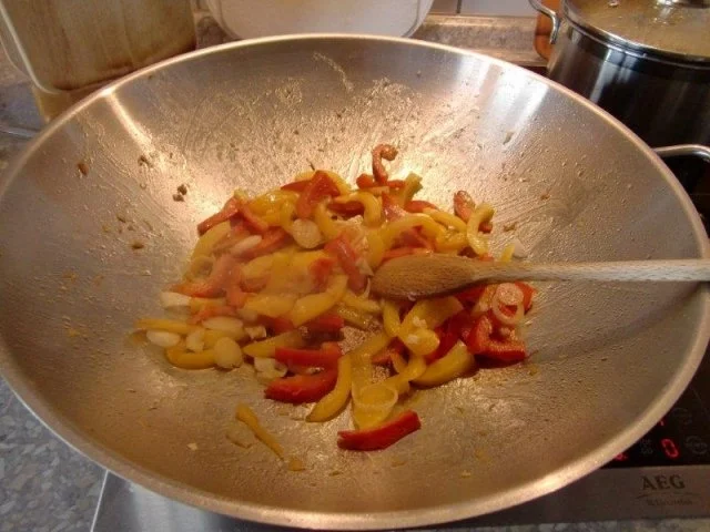 Rezept: Hähnchenstreifen mit Paprika aus dem Wok Bild Nr. 6 Hähnchenstreifen mit Paprika aus dem Wok - Rezept - Bild Nr. 6