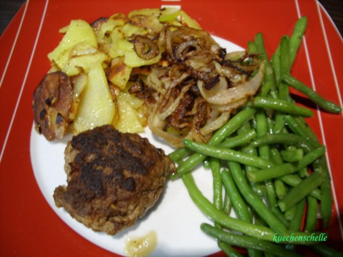 Bratkartoffeln mit Bohnen und Bouletten - Rezept - kochbar.de