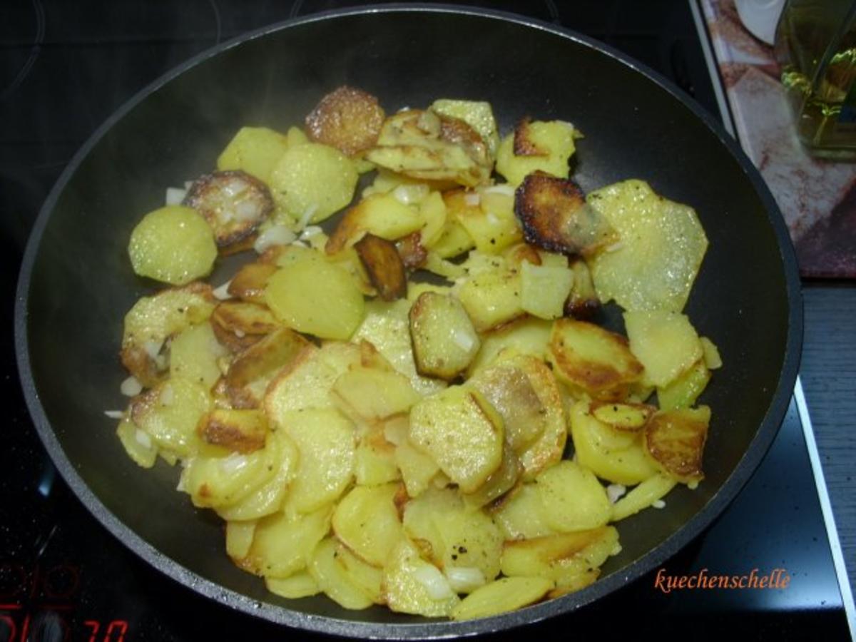 Bratkartoffeln mit Bohnen und Bouletten - Rezept - Bild Nr. 5