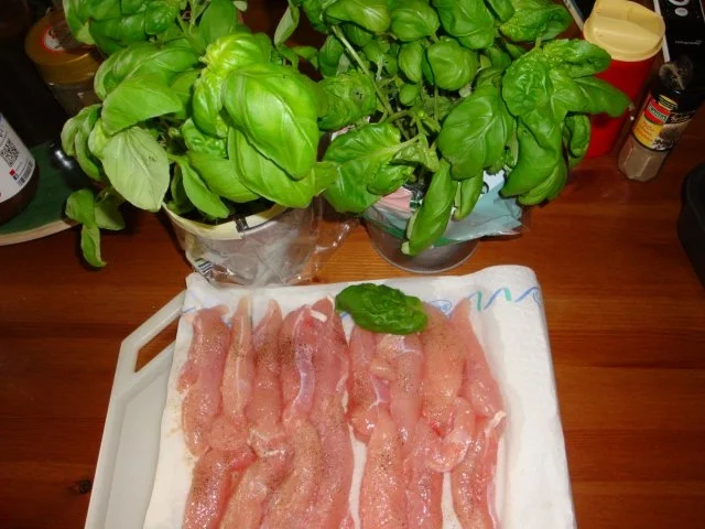 Basilikumhähnchen mit Mozzarella überbacken - Rezept - Bild Nr. 2