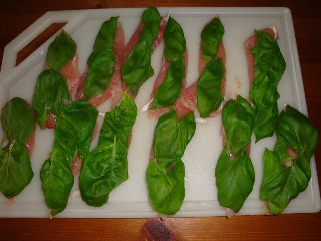 Basilikumhähnchen mit Mozzarella überbacken - Rezept - Bild Nr. 3