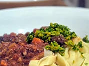 Tagliatelle mit Ochsenschwanz-Tomaten-Sugo und Orangen-Gremolata - Rezept