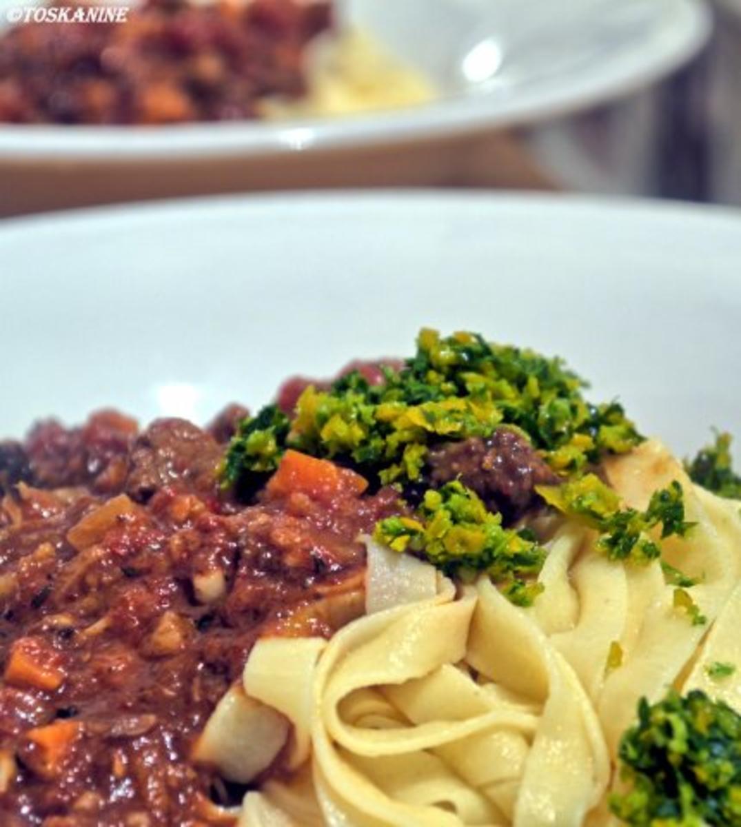 Bilder für Tagliatelle mit Ochsenschwanz-Tomaten-Sugo und Orangen-Gremolata - Rezept