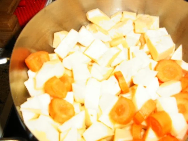 Steckrübensuppe mit kleinen Semmelknödeln - Rezept - Bild Nr. 6