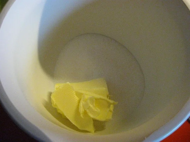 Buttermilch - Gugelhupf mit weißer Schokolade - Rezept - Bild Nr. 3