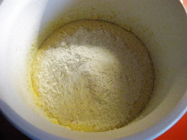 Buttermilch - Gugelhupf mit weißer Schokolade - Rezept - Bild Nr. 5