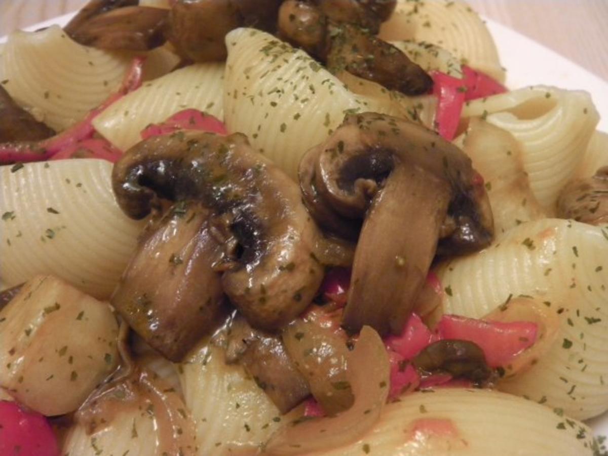 Bilder für Conchiglie (Lumaconi) an Bärlauch-Pilzsoße - Rezept