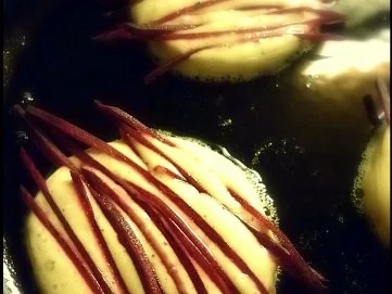 Rezept: Rote-Bete-Blini mit Balsamico-Zwiebeln und Ziegencreme Bild Nr. 14 Rote-Bete-Blini mit Balsamico-Zwiebeln und Ziegencreme - Rezept - Bild Nr. 14