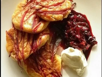 Rezept: Rote-Bete-Blini mit Balsamico-Zwiebeln und Ziegencreme Rote-Bete-Blini mit Balsamico-Zwiebeln und Ziegencreme - Rezept