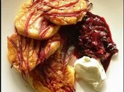 Rote-Bete-Blini mit Balsamico-Zwiebeln und Ziegencreme - Rezept