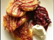Rote-Bete-Blini mit Balsamico-Zwiebeln und Ziegencreme - Rezept