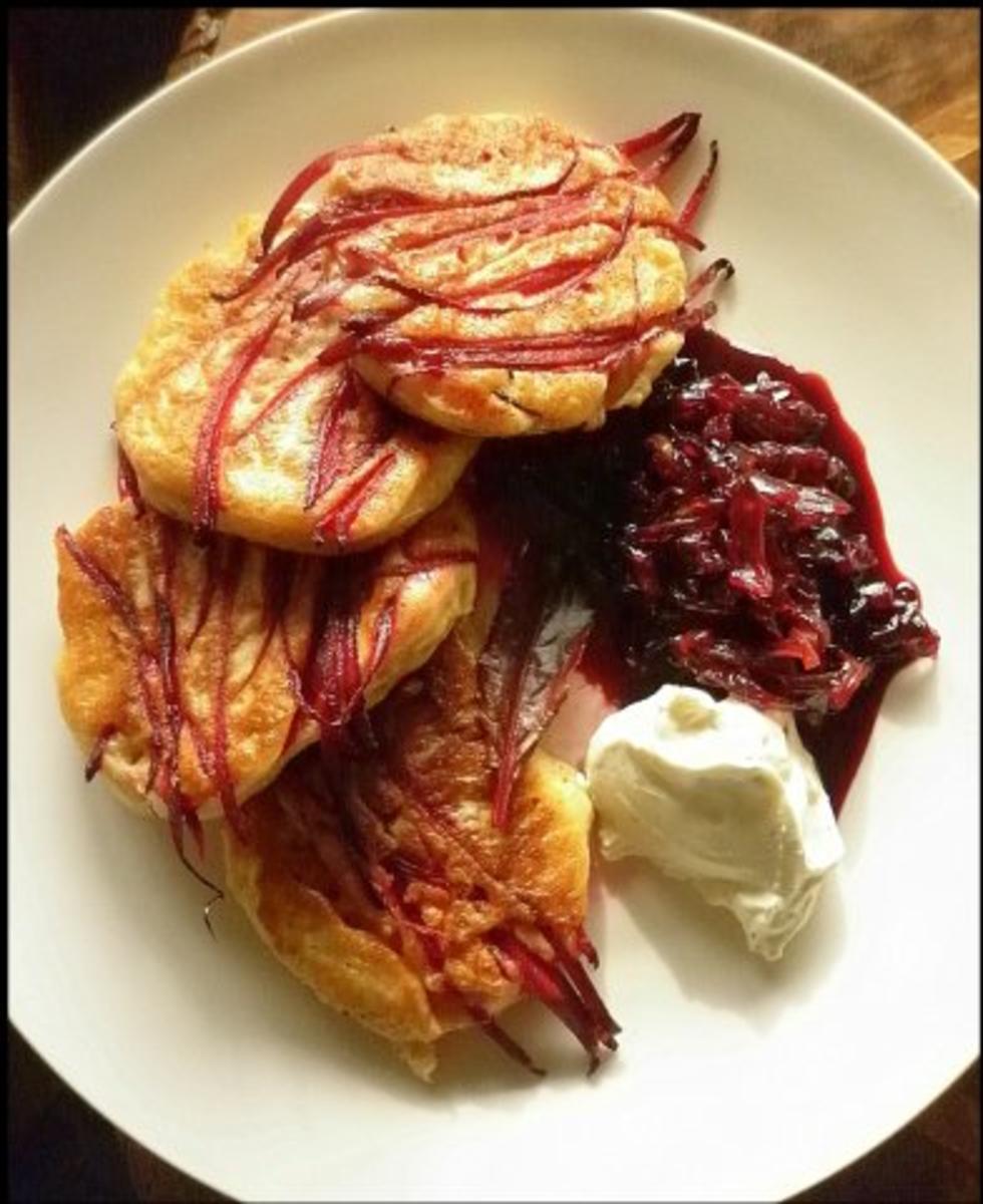 Bilder für Rote-Bete-Blini mit Balsamico-Zwiebeln und Ziegencreme - Rezept