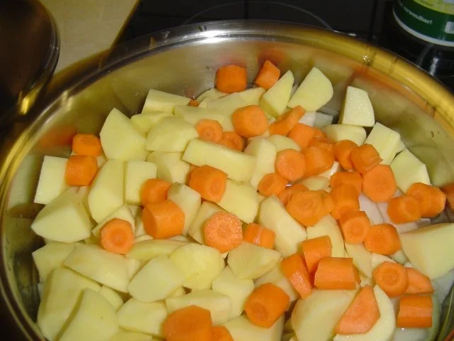 Rezept: Gemüseeintopf mit Fleischpflanzerl Bild Nr. 4 Gemüseeintopf mit Fleischpflanzerl - Rezept - Bild Nr. 4